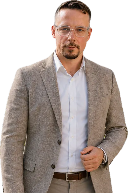 Melf Klaus Riecke, unabhängiger Energiemakler aus Duisburg, im Anzug